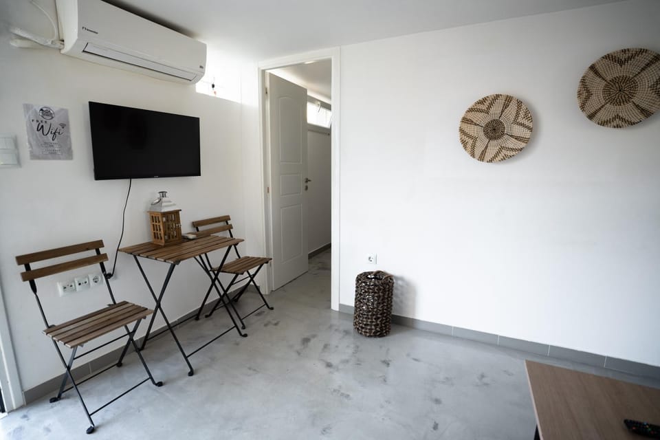 TV and multimedia, Living room, Seating area, Dining area, air conditioner