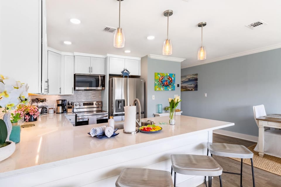 Kitchen or kitchenette, Seating area, Dining area