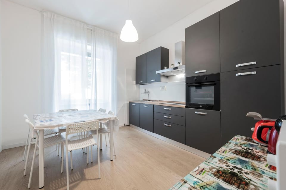 Kitchen or kitchenette, Dining area, oven, stove