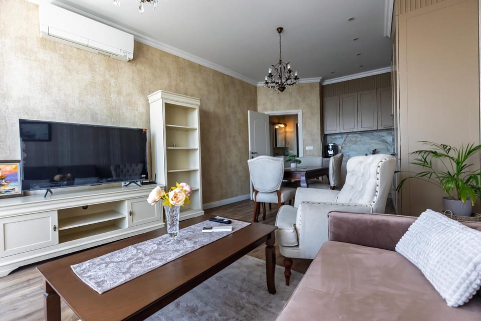 Communal lounge/ TV room, TV and multimedia, Living room, Seating area, Evening entertainment