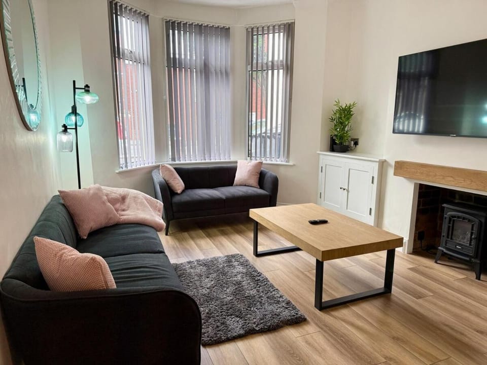 TV and multimedia, Living room, Seating area, Evening entertainment