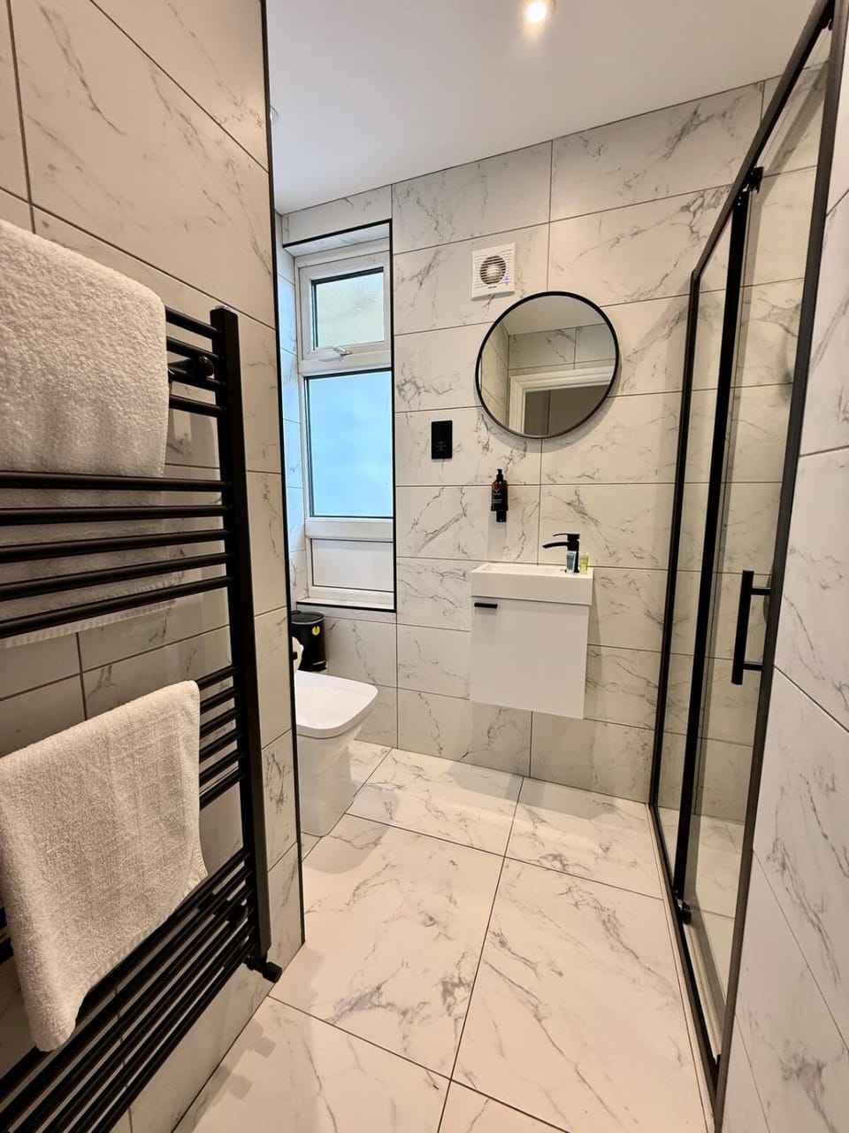 Shower, Toilet, Bathroom, towels