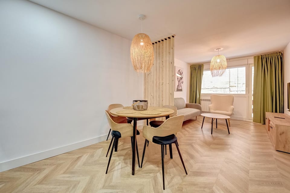 Living room, Seating area, Dining area