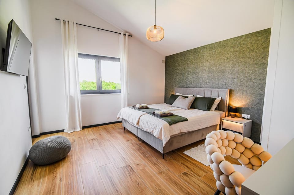 Bed, TV and multimedia, Seating area, Bedroom