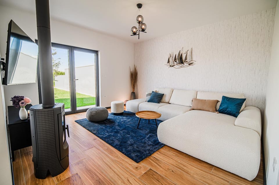TV and multimedia, Living room, Seating area, fireplace