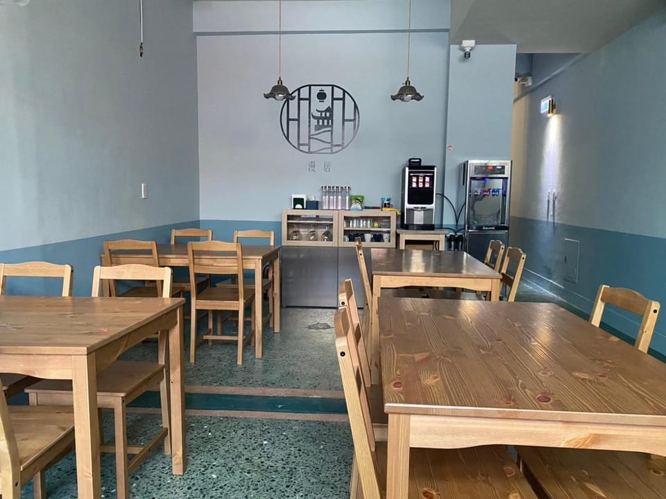 Restaurant/places to eat, Communal lounge/ TV room, Dining area, minibar