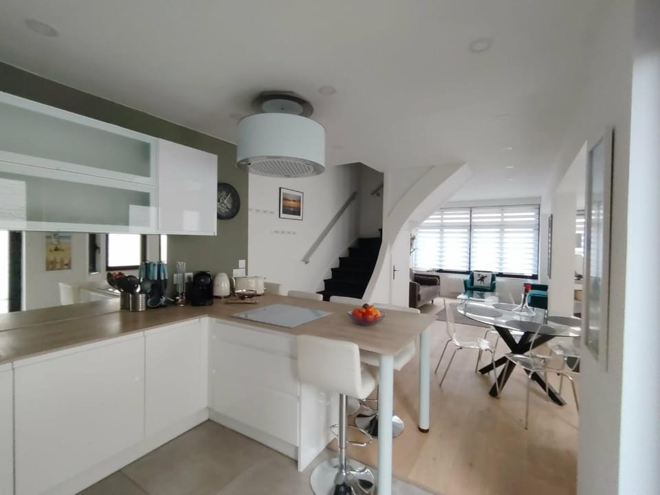 Coffee/tea facilities, Dining area, Beach, dishwasher, microwave, oven, stove, toaster