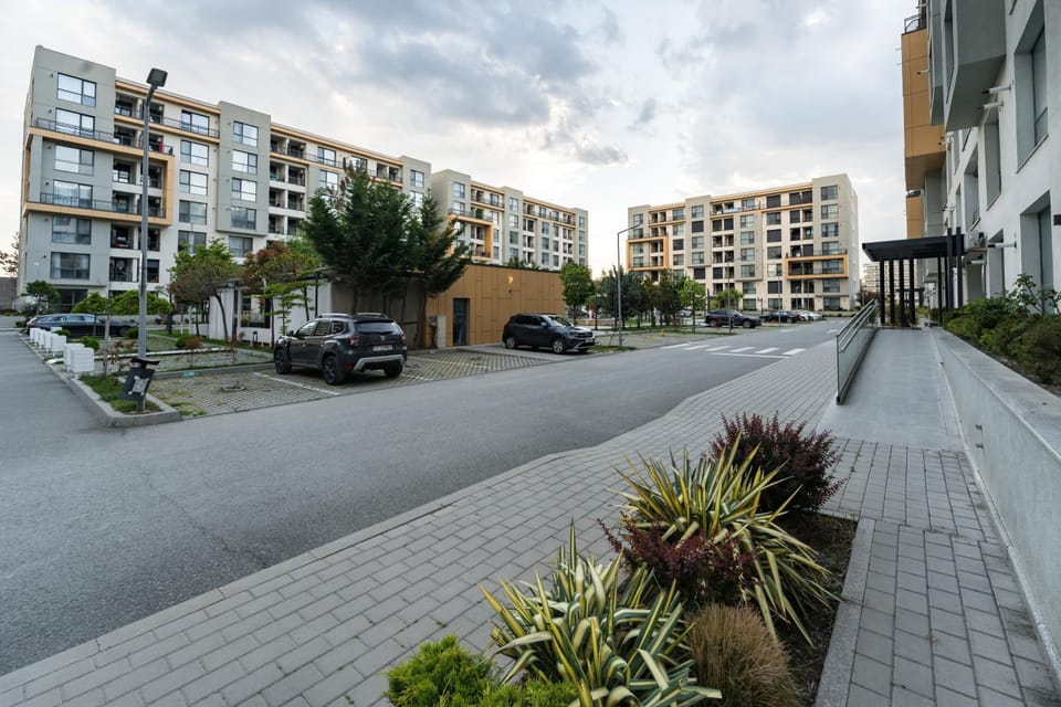Property building, Day, City view, Location