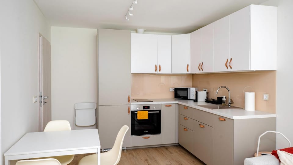 Coffee/tea facilities, Kitchen or kitchenette, Dining area, oven, stove, toaster