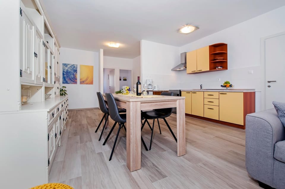 Kitchen or kitchenette, Dining area