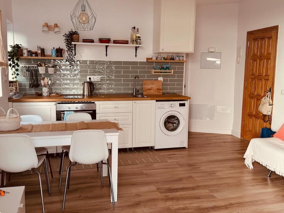 Kitchen or kitchenette, Dining area, washing machine