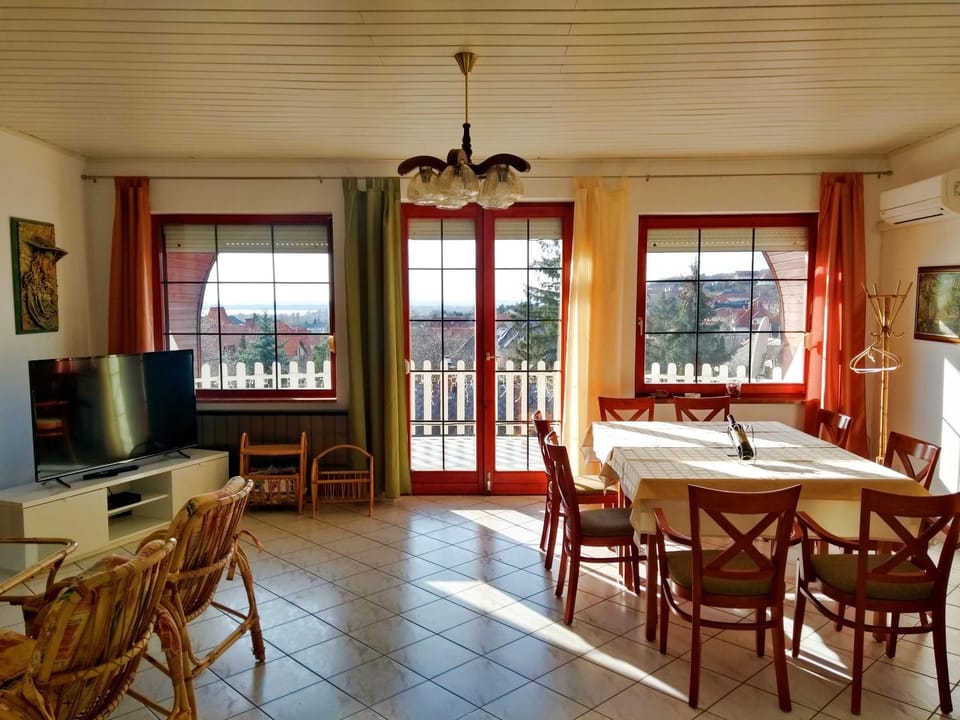 Restaurant/places to eat, Communal lounge/ TV room