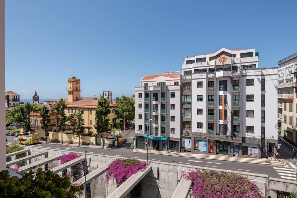 Yellow Sun Studio - Cozy Stay in Central Funchal Apartment in Funchal