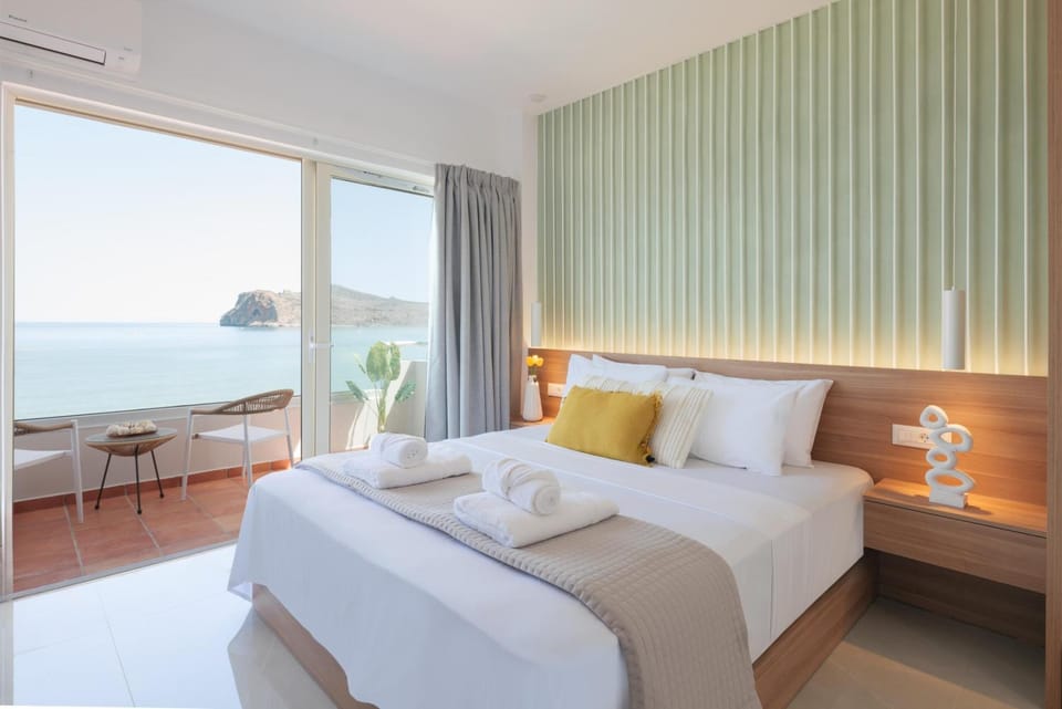 Bed, Natural landscape, Living room, Photo of the whole room, Seating area, Bedroom, Sea view