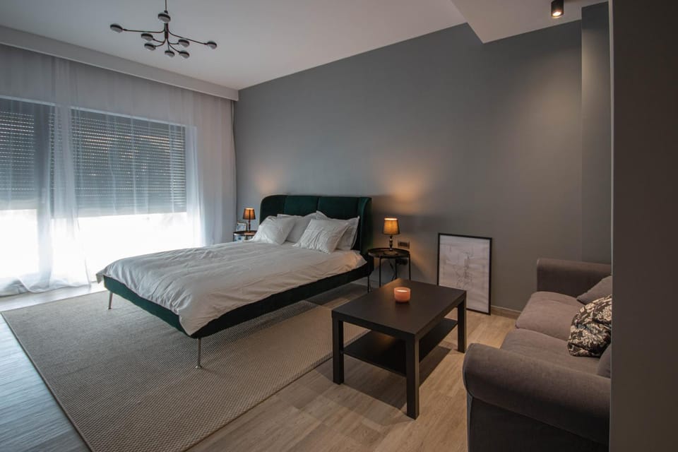Bed, Photo of the whole room, Seating area, Bedroom