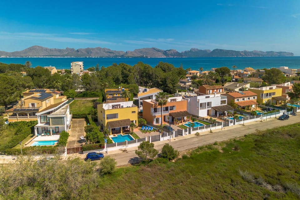 Property building, Nearby landmark, Off site, Day, Neighbourhood, Natural landscape, Bird's eye view, City view, Lake view, Mountain view, River view, Sea view, Street view, Location, Parking