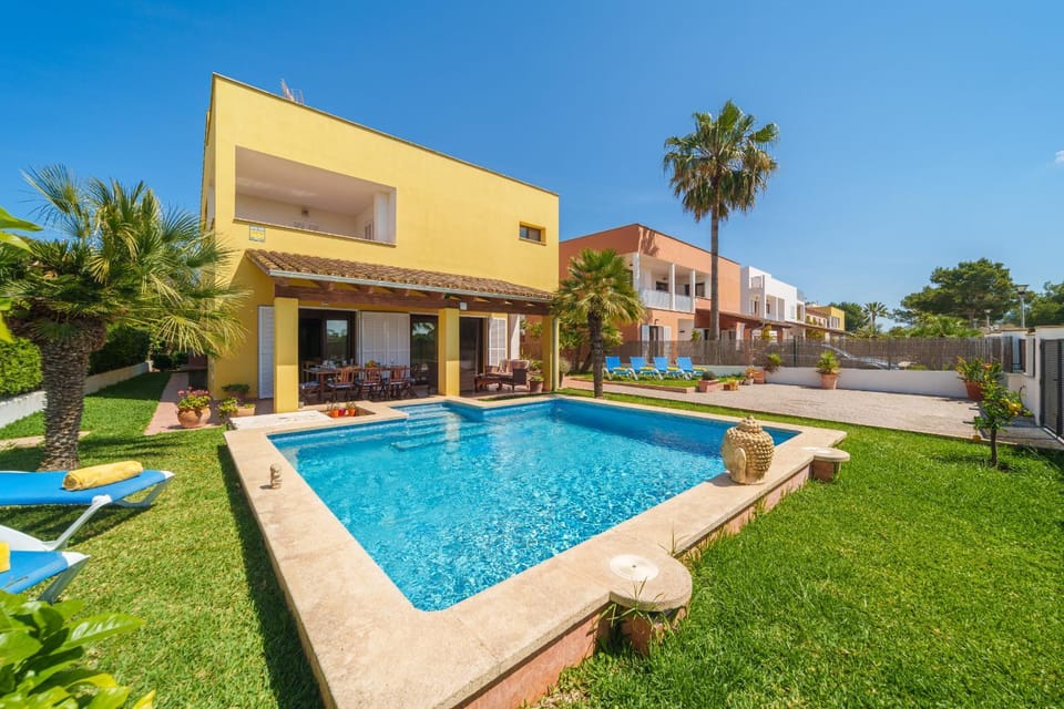 Property building, Patio, Spring, Day, Garden, Garden view, Pool view, Swimming pool, sunbed