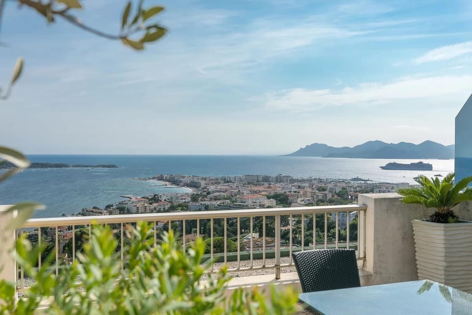REF 1969 - Cannes - Penthouse with panoramic sea view for rent Apartment in Cannes