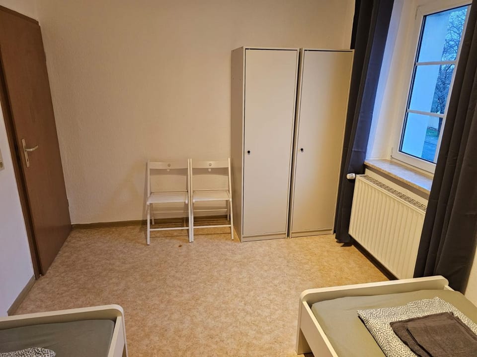 Leuna bei Leipzig & Halle - 2 Apartments mit je 3 Schlafzimmern, Küche, Bad Apartment in Thuringia, Germany
