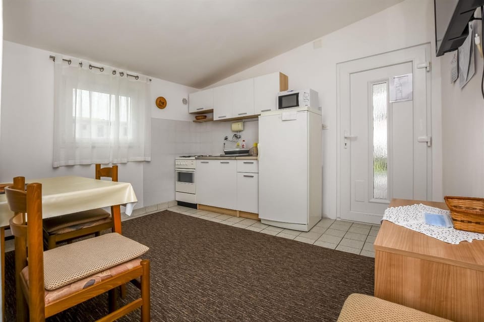 TV and multimedia, Kitchen or kitchenette, Seating area, Dining area, oven, stove