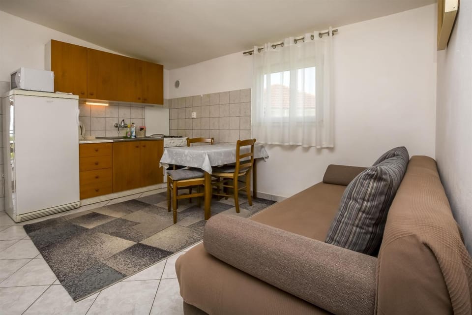 Kitchen or kitchenette, Seating area, Dining area, stove