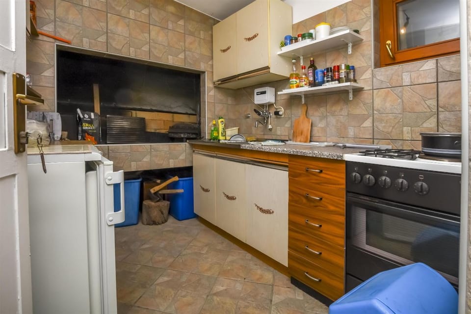 BBQ facilities, Kitchen or kitchenette, oven, stove