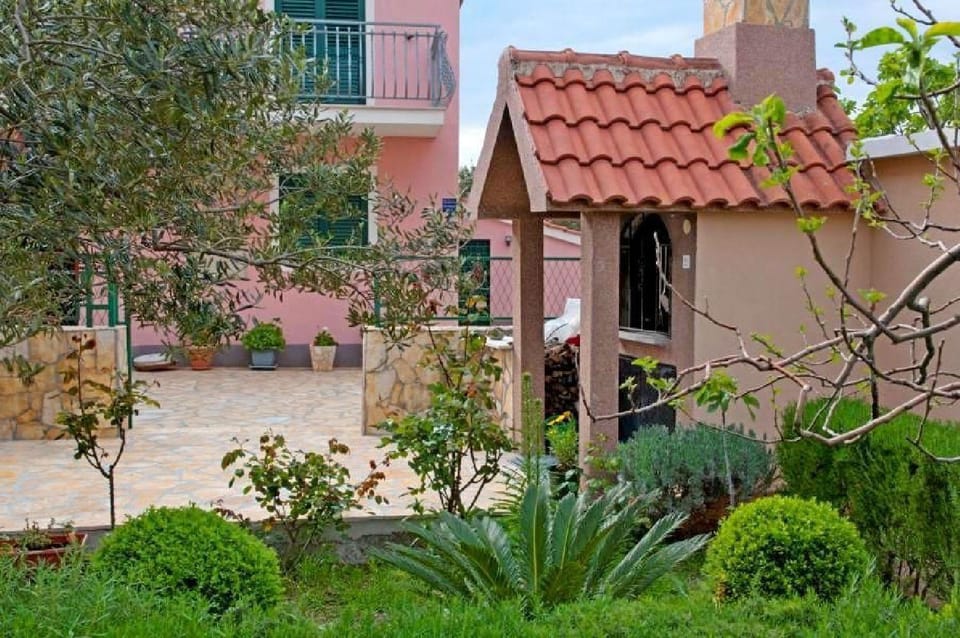 Patio, Facade/entrance