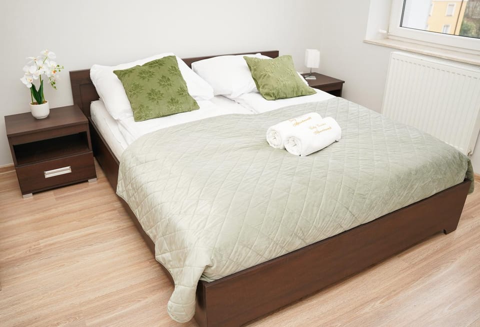 Bed, Bedroom, towels