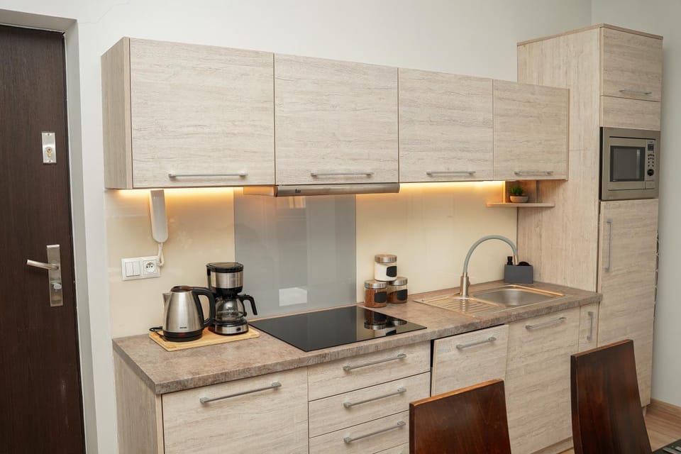 Coffee/tea facilities, Kitchen or kitchenette, microwave, oven, stove