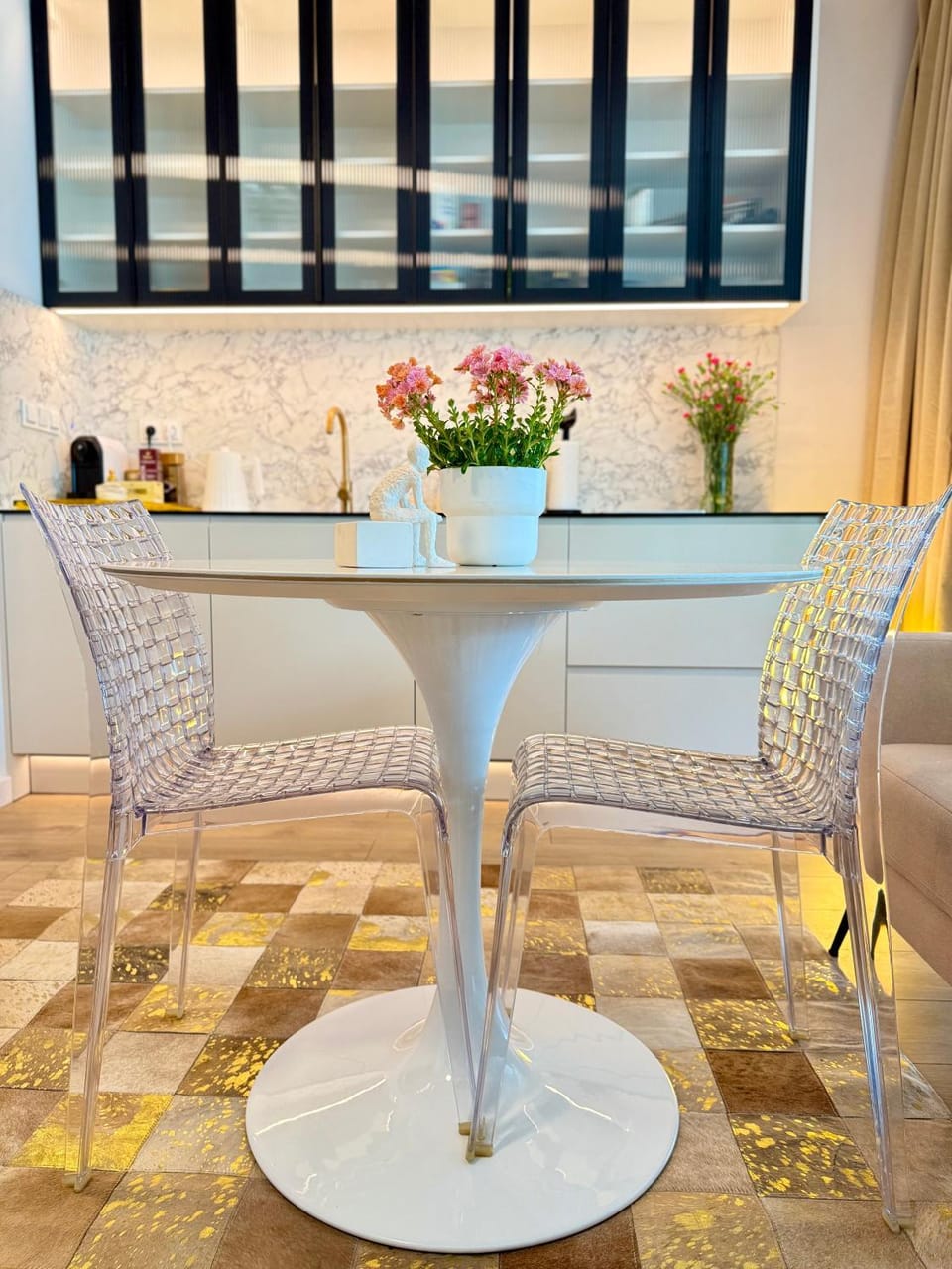 Kitchen or kitchenette, Living room, Seating area