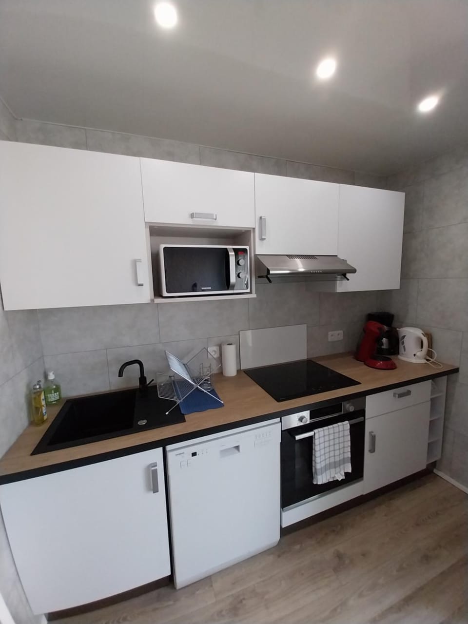 Coffee/tea facilities, Kitchen or kitchenette, dishwasher, oven, stove, toaster