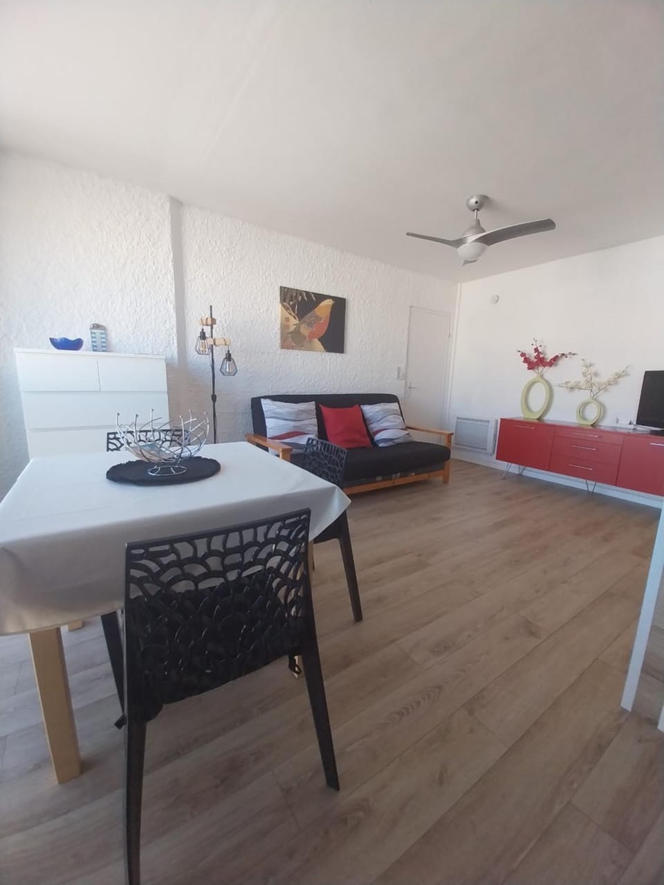 Bed, Dining area