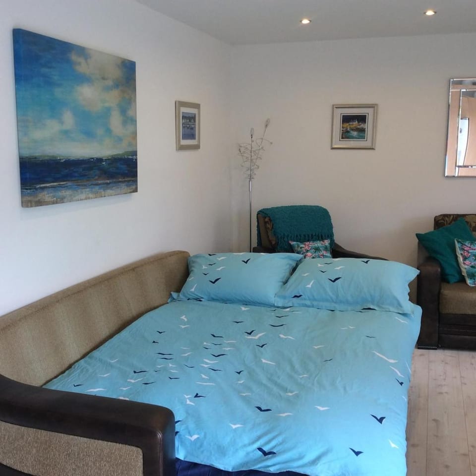 Garden bungalow - separate entrance Apartment in Watford