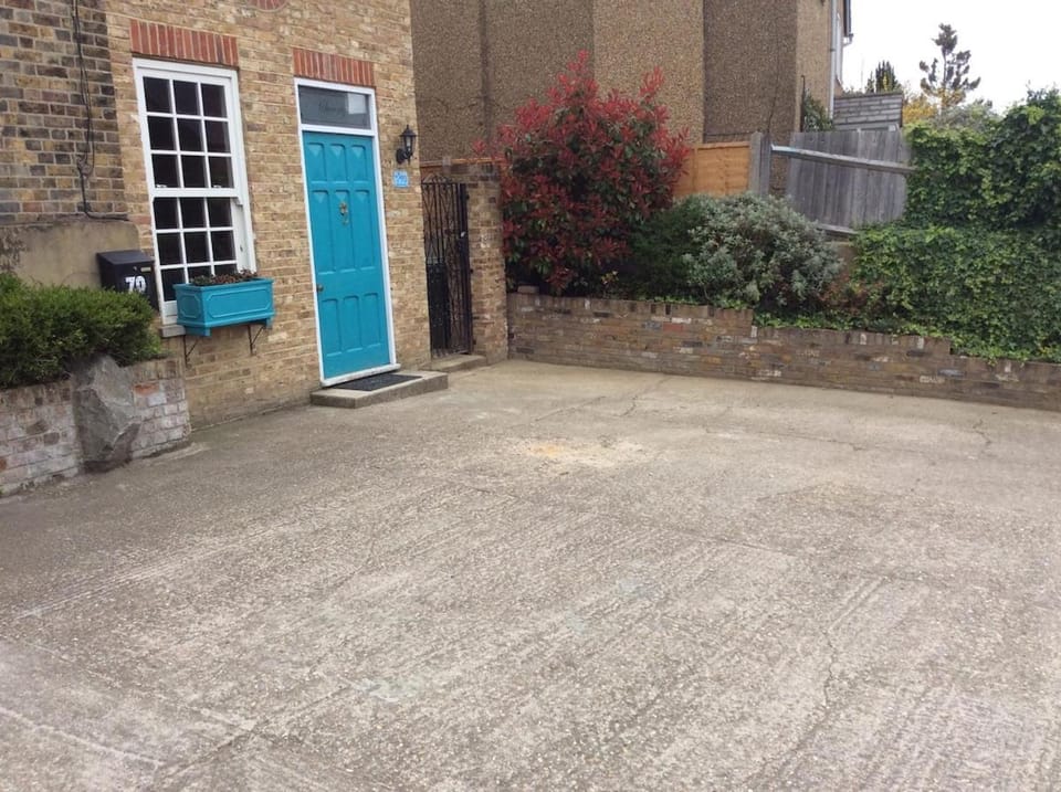 Garden bungalow - separate entrance Apartment in Watford