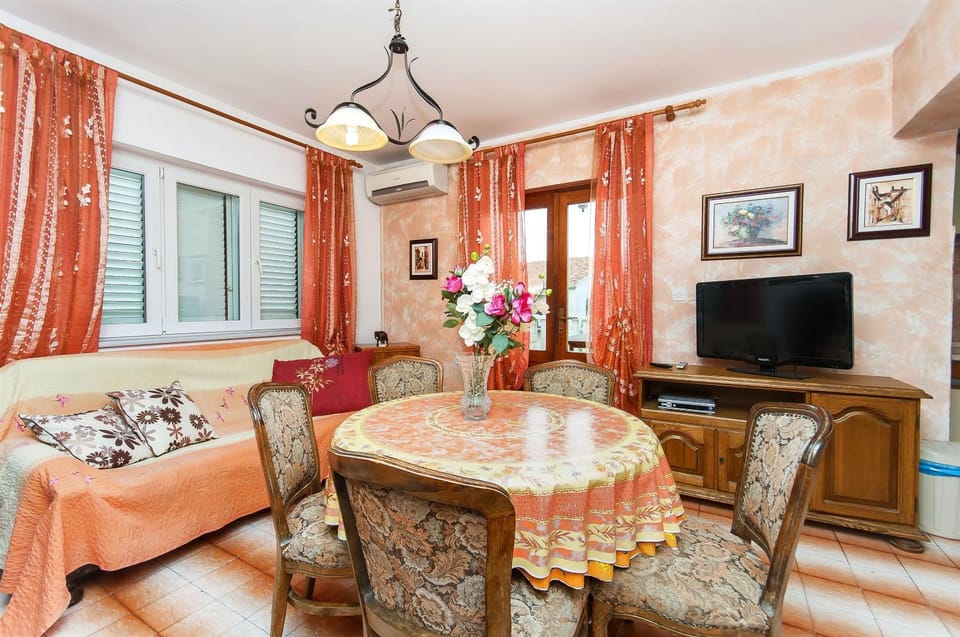 TV and multimedia, Living room, Photo of the whole room, Seating area, Dining area, air conditioner