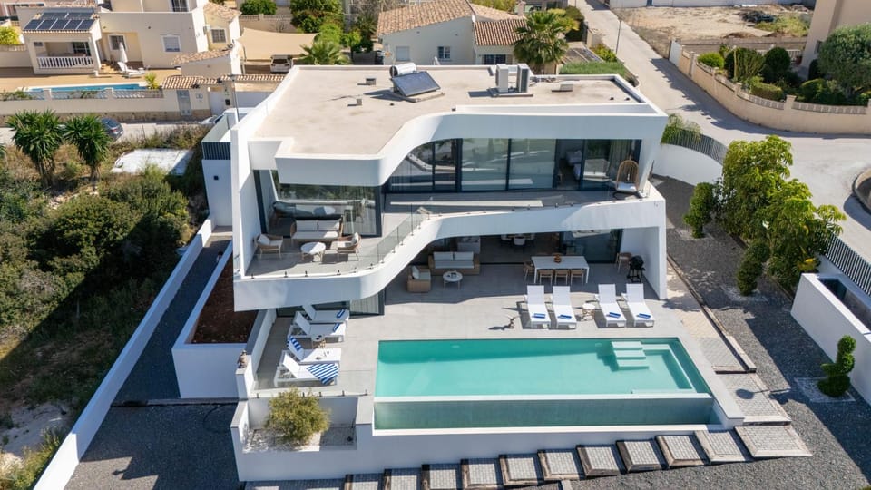Property building, Bird's eye view, View (from property/room), Balcony/Terrace, Pool view, Swimming pool, Parking, sunbed