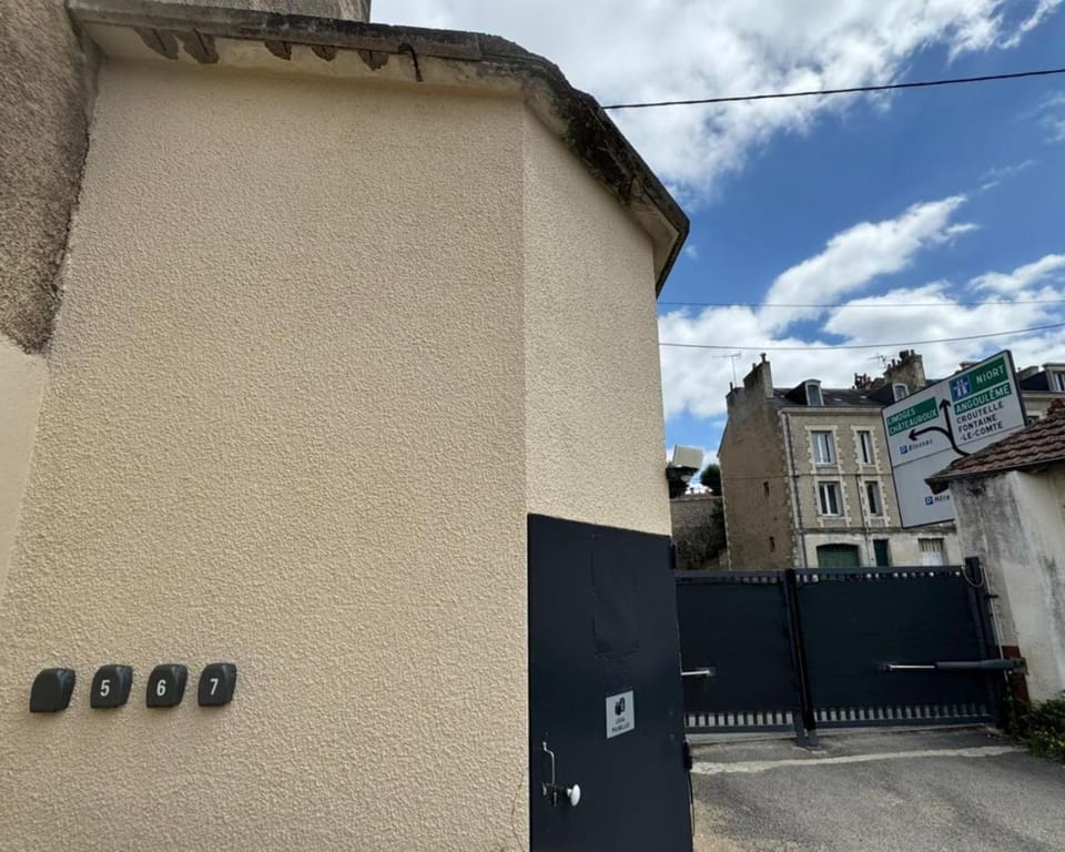 logement 5 parking gratuit Apartment in Poitiers