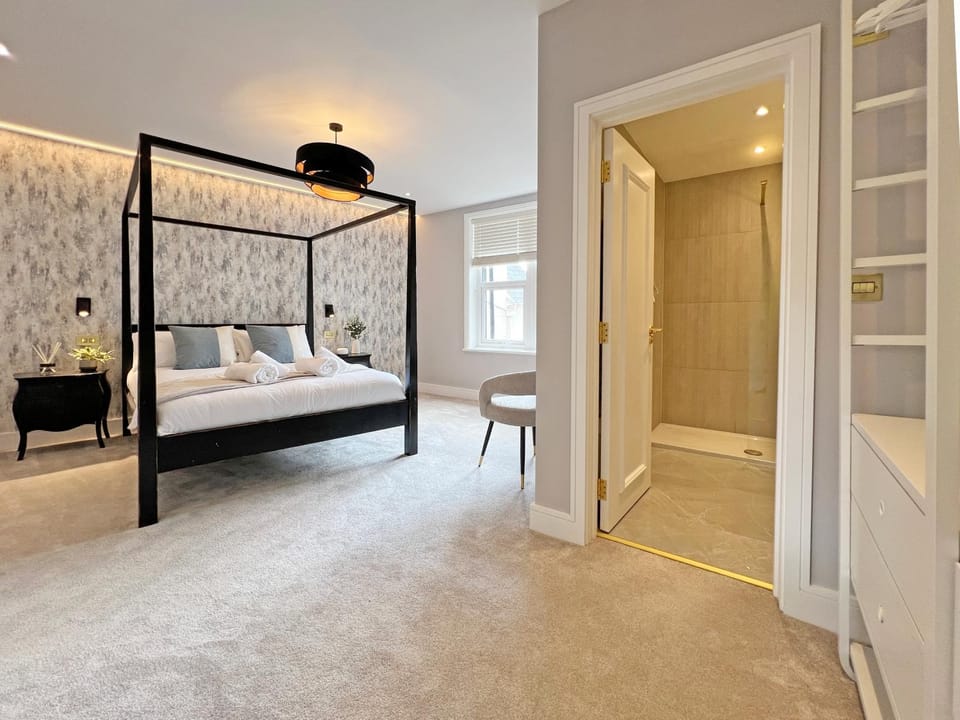 Incredible Luxury Windsor Long Walk 4 Bedroom Home With Free Driveway Parking Villa in Windsor