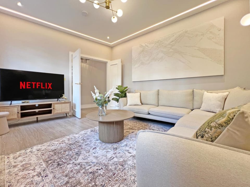 Incredible Luxury Windsor Long Walk 4 Bedroom Home With Free Driveway Parking Villa in Windsor