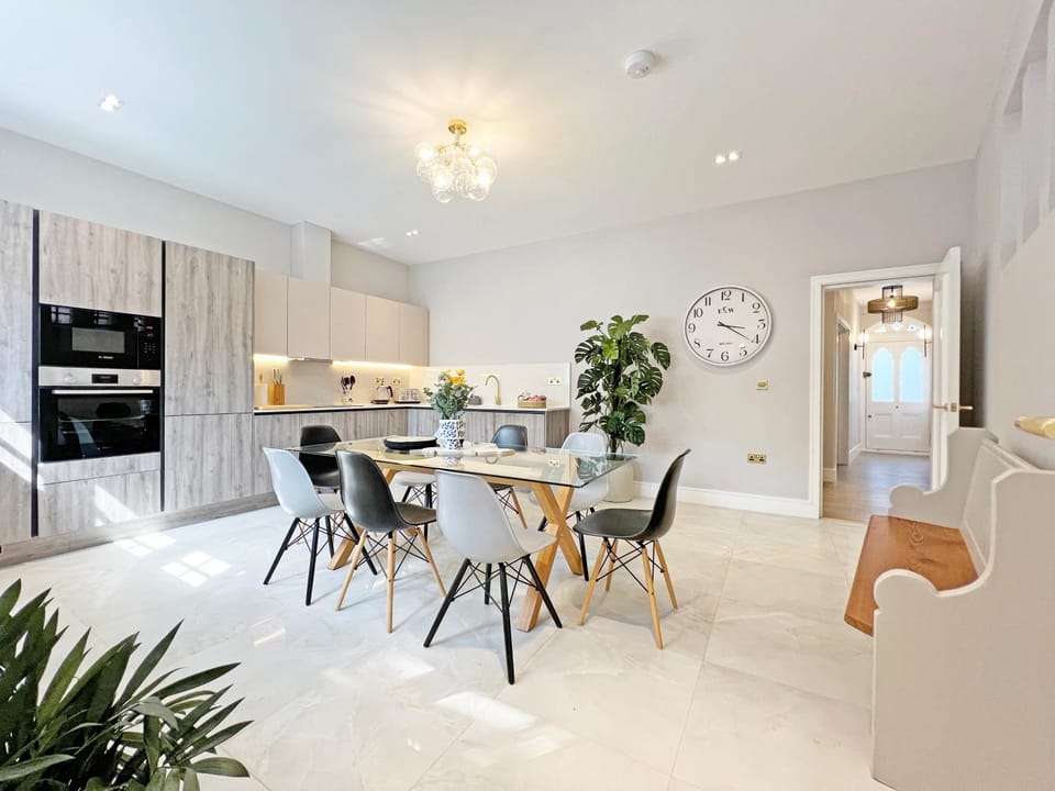 Incredible Luxury Windsor Long Walk 4 Bedroom Home With Free Driveway Parking Villa in Windsor