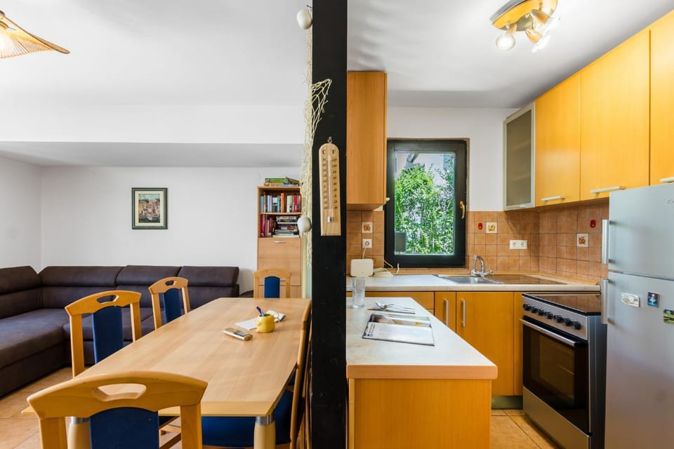 Living room, Seating area, Dining area, stove
