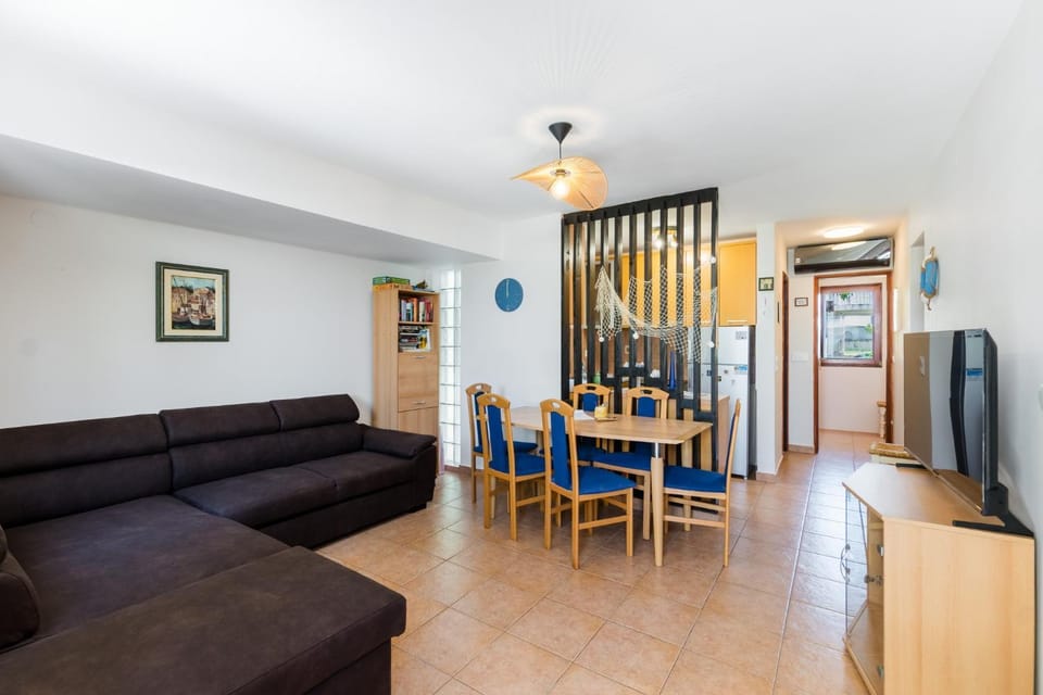 TV and multimedia, Kitchen or kitchenette, Living room, Seating area, Dining area
