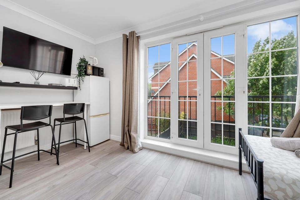 Riverview, studio style room near station R3 Apartment in London
