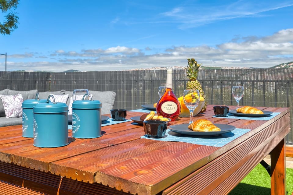 Vita Portucale ! Santa Clara Terrace & Jacuzzi Apartment in Lisbon