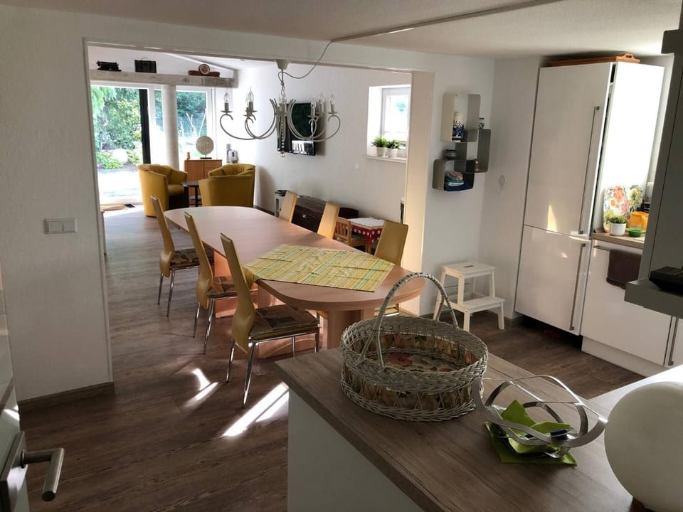 Restaurant/places to eat, Living room, kitchen