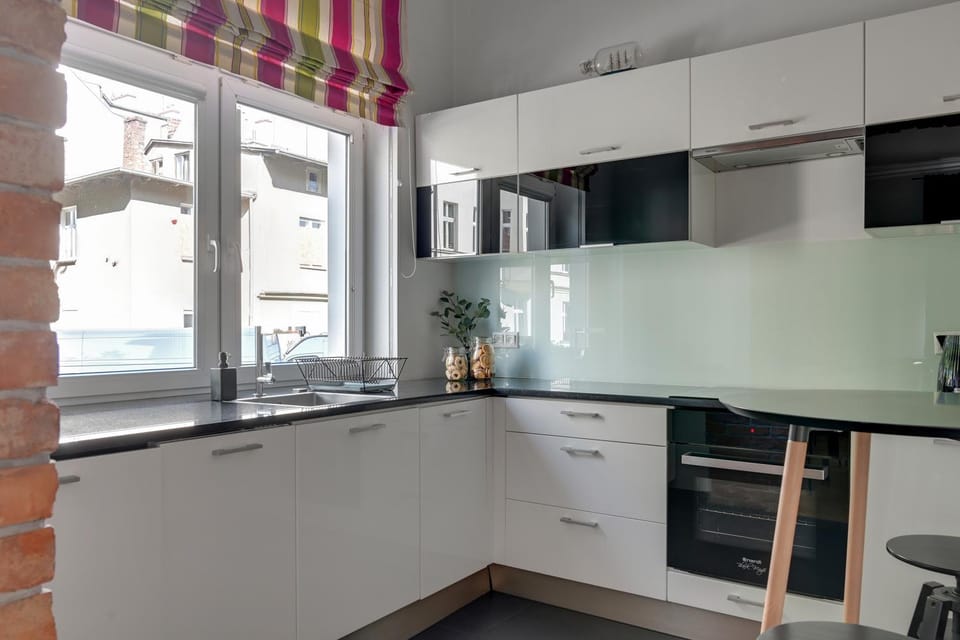 Kitchen or kitchenette, dishwasher, stove