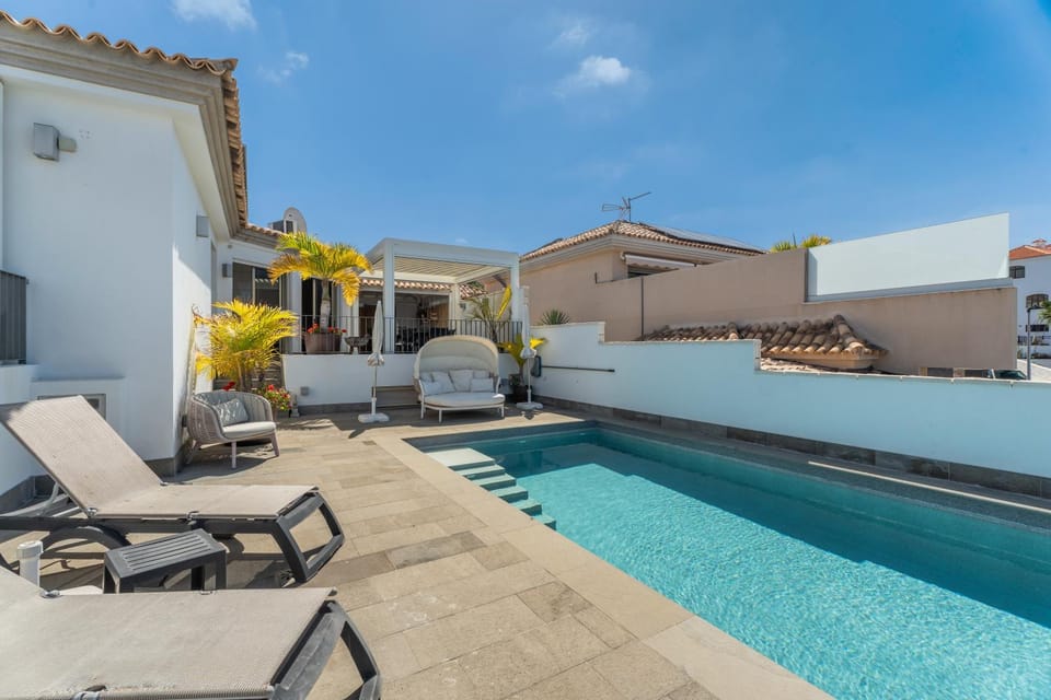 Property building, Day, Pool view, Swimming pool, sunbed