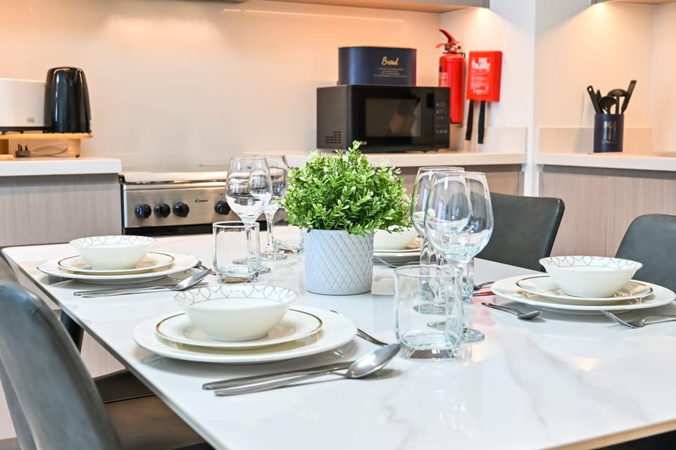 Kitchen or kitchenette, Dining area