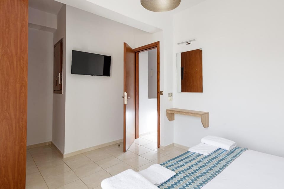 Bed, TV and multimedia, Photo of the whole room, Bedroom, towels, wardrobe, air conditioner