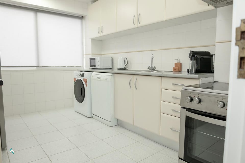Coffee/tea facilities, dishwasher, microwave, oven, stove, washing machine, kitchen